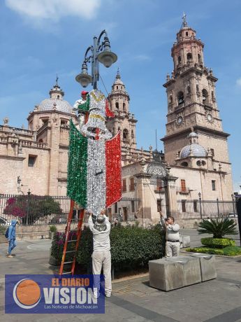 Se llenan de colores patrios calles y jardines de Morelia