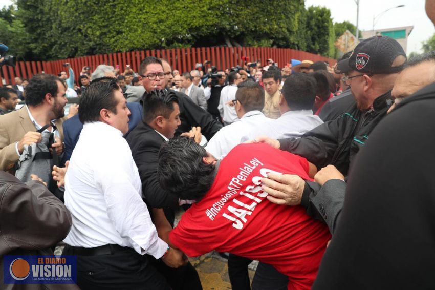 Diputados y empleados desalojan San Lázaro ante amenaza de CNTE