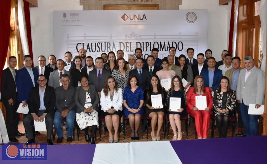 Entregan constancias de Diplomado en Prácticas Legislativas