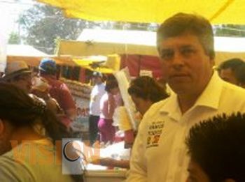 Carlos González visita el tianguis de la feria