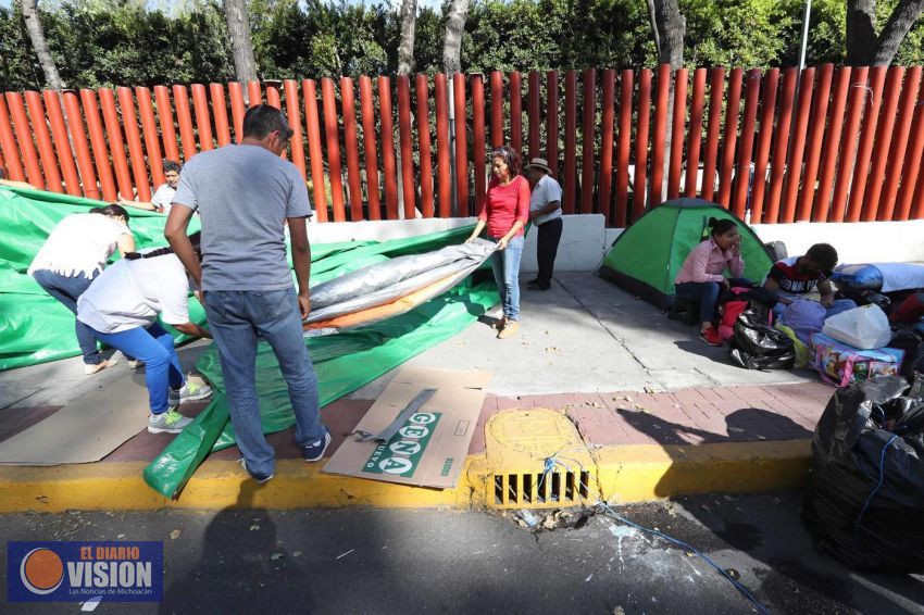 Comienza CNTE a levantar plantón en San Lázaro