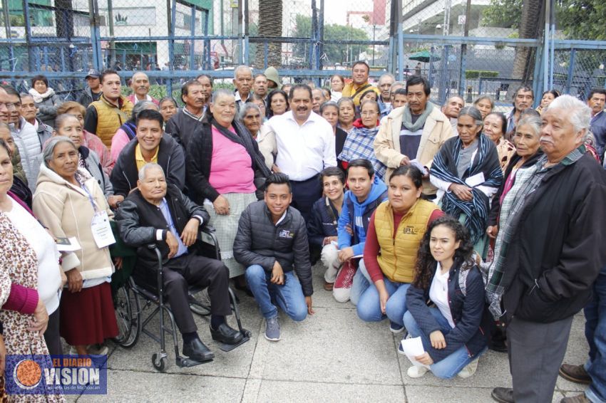 Obtienen VISA 58 adultos mayores apoyados por Lupillo Aguilera y Palomas Mensajeras