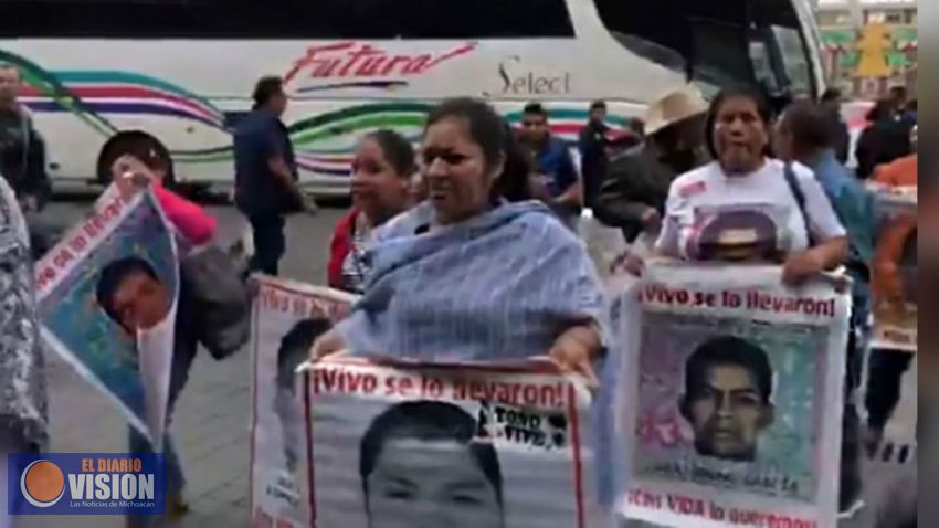 Inicia reunión entre AMLO, Fiscal y padres de Ayotzinapa
