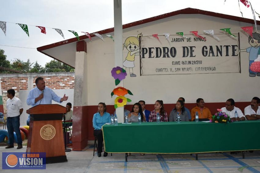 Jaime Hinojosa Campa, inaugura  techumbre en el Jardín de Niños 