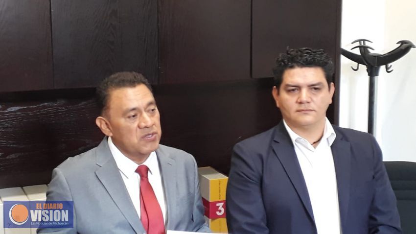El Diputado Fermin Bernabé, entrega su primer informe al Presidente de la Mesa Directiva 