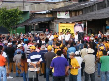Marco Antonio Lagunas compromete mayores apoyos a las colonias populares de Uruapan 
