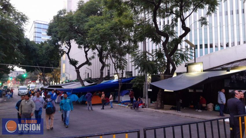 CNTE arma plantón en el Senado de la República 