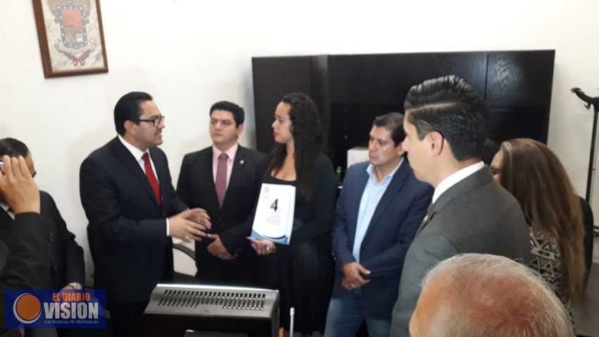 Entrega Víctor Manuel Serrato, informe de actividades de la CEDH, al Congreso de Michoacán 