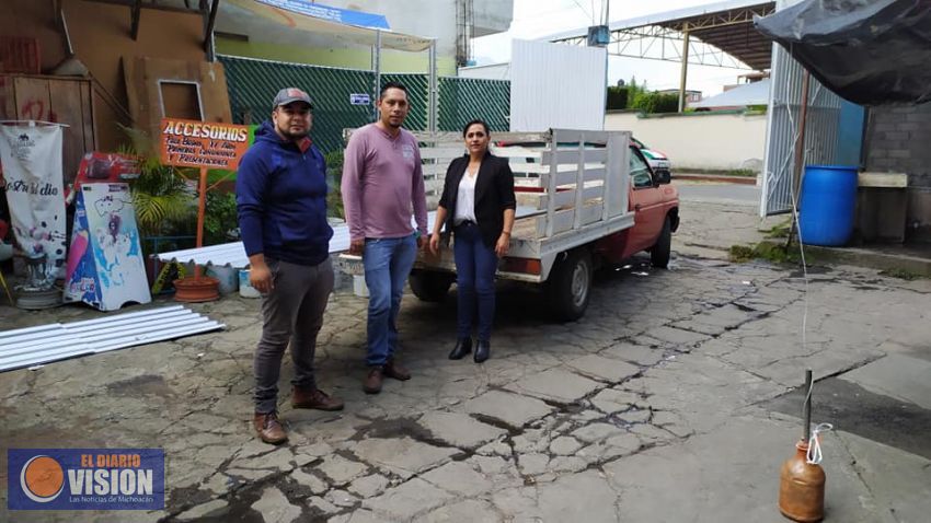 Esther Ortiz Dimas, entregó láminas galvanizadas a la Escuela Secundaria intercultural bilingüe