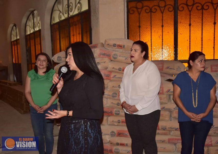 Adriana Campos Huirache entrega materiales de construcción a familias jaconenses