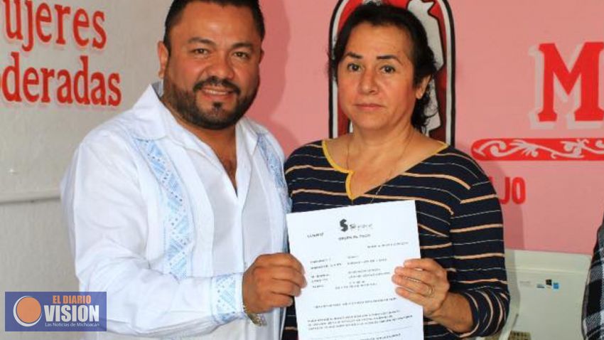 José Rodríguez Baca, entrega créditos del programa estatal “Palabra de Mujer”