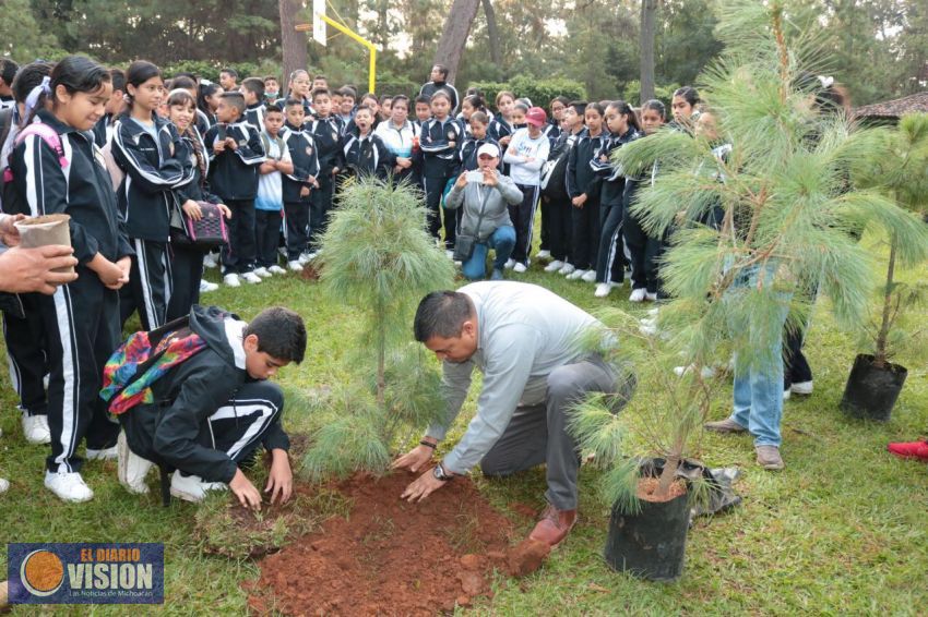 Alumnos del Colegio Casa del Niño participan en reforestación en el Parque “La Pinera”.