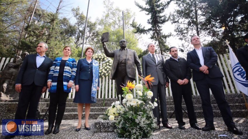Deposita PAN ofrenda floral a “Maquío” en su 30 aniversario luctuoso