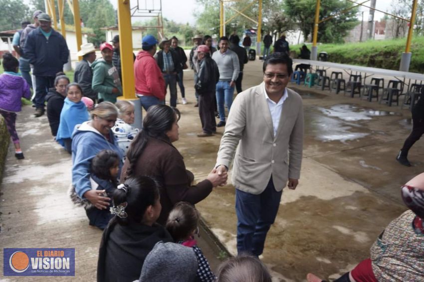 Jesús Lucas, hizo entrega del depósito de agua potable en la comunidad de Camembaro.