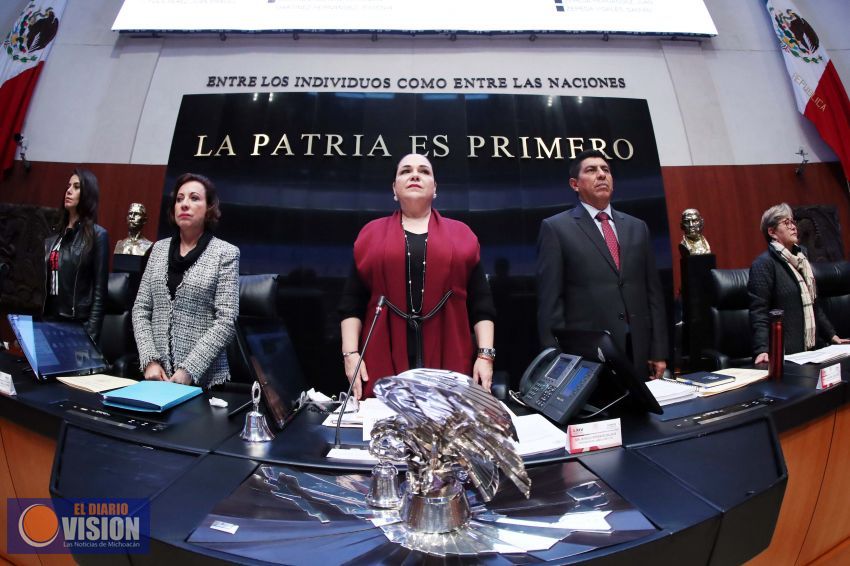 Aprueban inscribir con letras doradas la leyenda: “Derecho al voto de las mujeres 1953