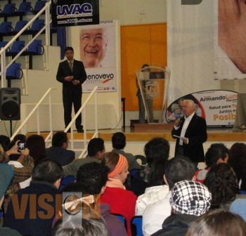 Dialoga Genovevo Figueroa con estudiantes de la UVAQ