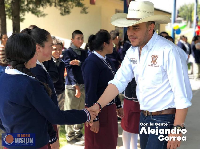 Alejandro Correa entrega equipo de computo a la Telesecundaria “David Alfaro Siqueiros”