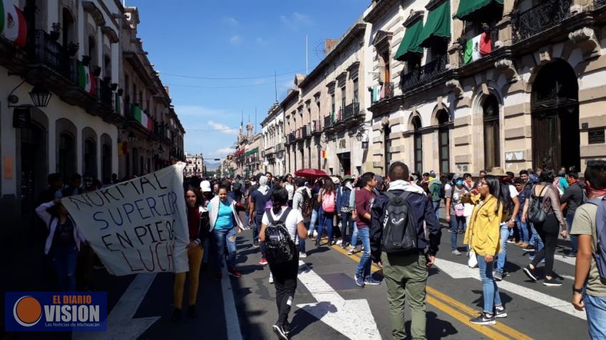 Normalistas se manifiestan en el Centro Histórico de Morelia 