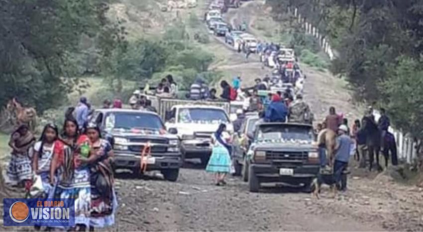 Rebeldía Purhépecha, encapuchados de Urapicho, bloquean carretera