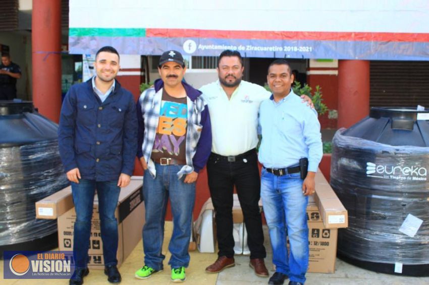  El Ayuntamiento de Ziracuaretiro entregó despensas y calentadores solares