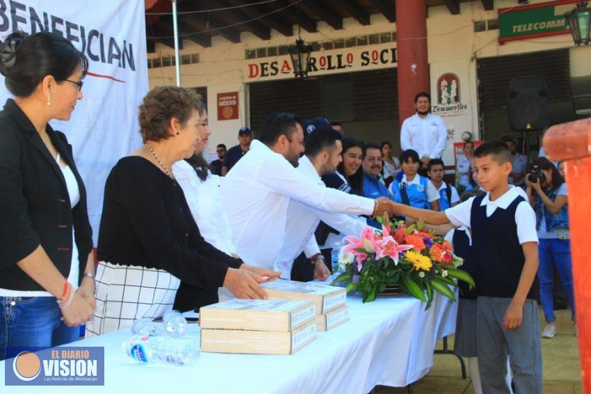 José Rodríguez Baca, entrega de 670 paquetes de útiles escolares para las distintas instituciones