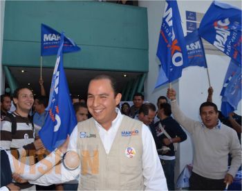 Arrasa Marko Cortés con aceptación de universitarios en Foro de la Michoacana