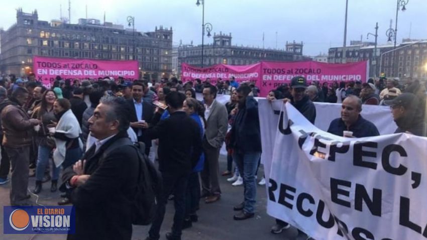 Alcaldes van a la mañanera; los corre AMLO con gas pimienta