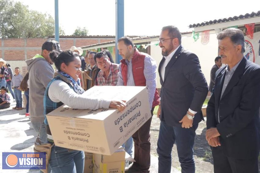Humberto González, autoridades locales y estatales entregan apoyos al sector educativo en Huaniqueo