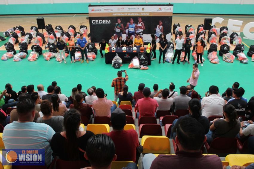 Conade y Cecufid entregan material deportivo a municipios michoacanos