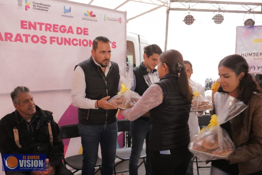 Humberto González entrega aparatos funcionales a personas vulnerables en Chucándiro