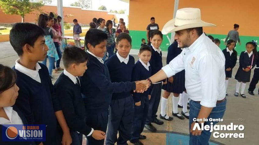 Alejandro Correa, entrega la techumbre de la cancha de la Escuela Primaria de Bocaneo 