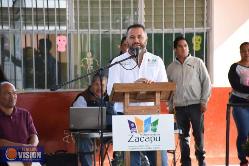 Luis Felipe León Balbanera, inauguró la nueva techumbre de la escuela primaria Wenceslao Victoria