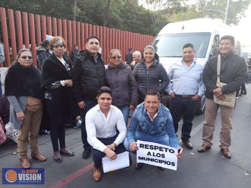 Funcionarios municipales de Nahuatzen, acudieron al Congreso de la Unión para manifestarse