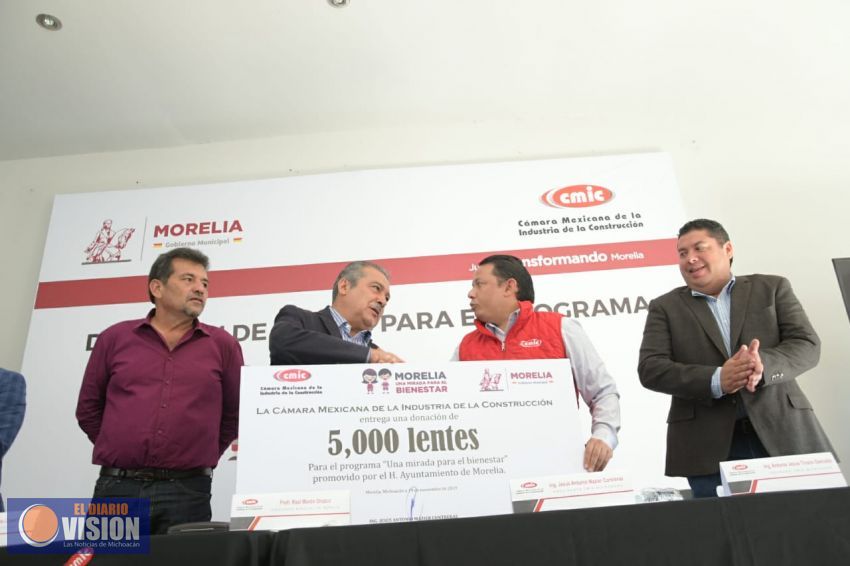 Recibe Raúl Morón donación de lentes de la CMIC