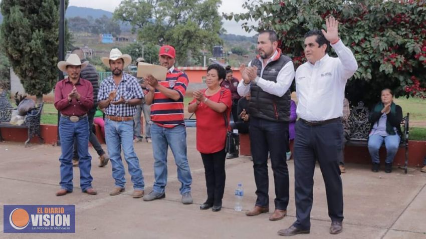 Humberto González y SCOP atienden necesidades de localidad de Cruces de Barreras