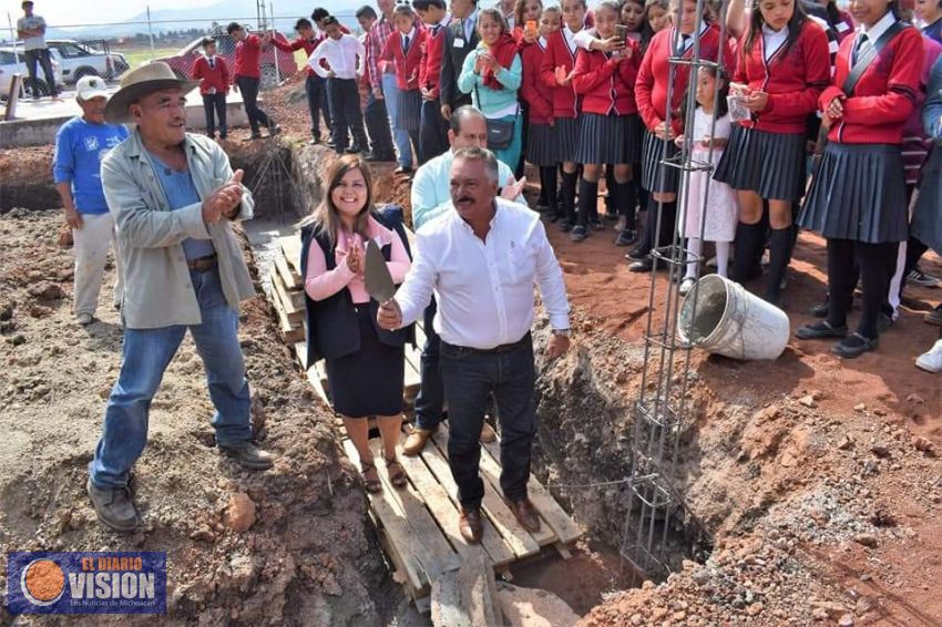 Jaime Hinojosa, colocó la primera piedra para la construcción de una extensión de la Secundaria 117