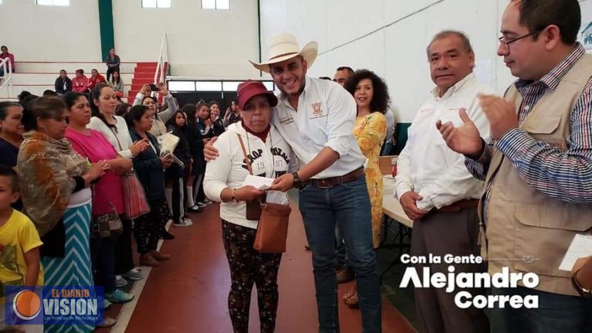 Alejandro Correa, entregó apoyos de la Beca 