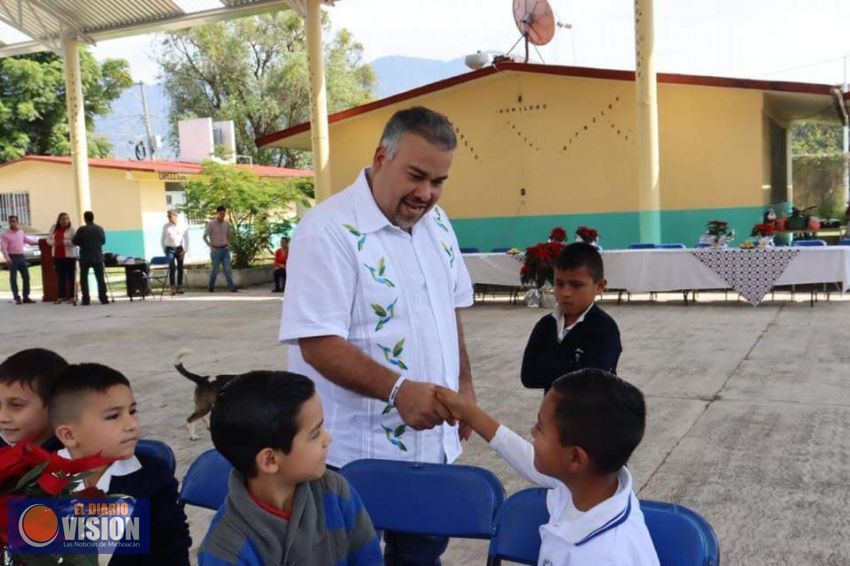 Jesús Mora, inauguró la techumbre de la escuela primaria de la Comunidad de Santa Ana.