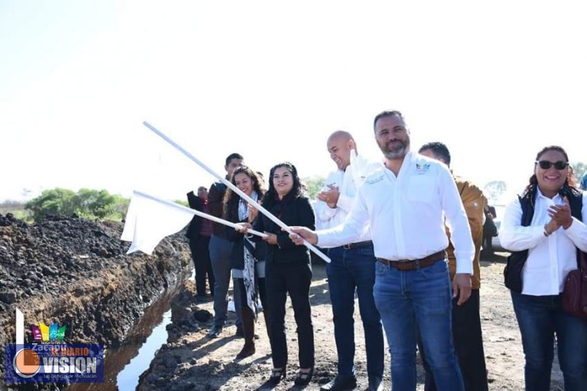 Luis Felipe León Balbanera, dio el banderazo inicial a las obras en el CAI 22