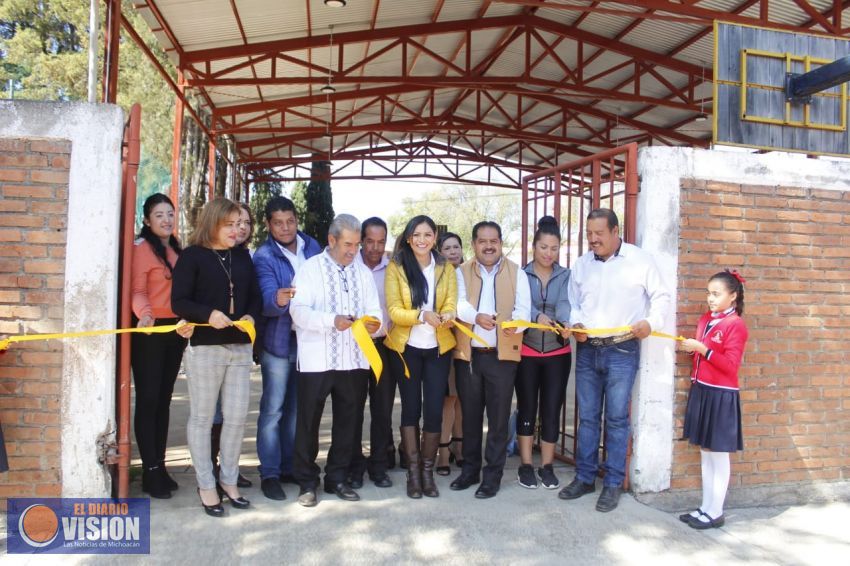 Araceli Saucedo inaugura techumbre que gestionó en primaria de Huiramba