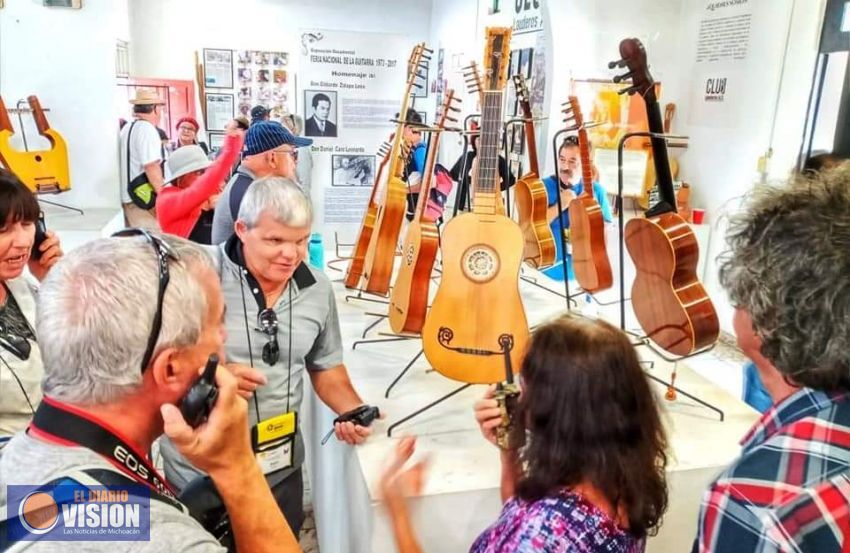 Turistas canadienses visitan la capital mundial de la Guitarra