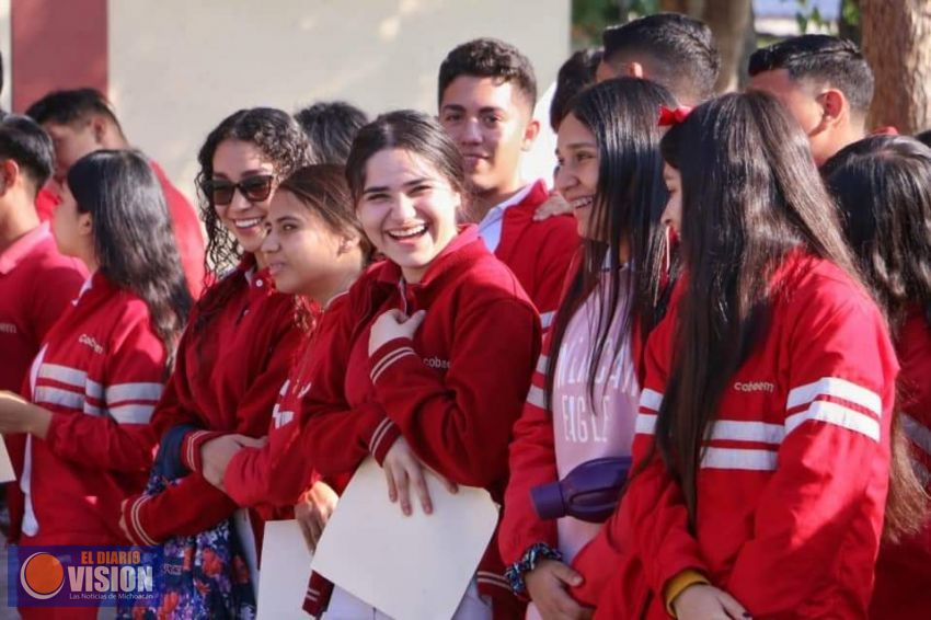 Entregan becas federales “Benito Juárez”, a alumnos del Cobaem plantel Uruapan