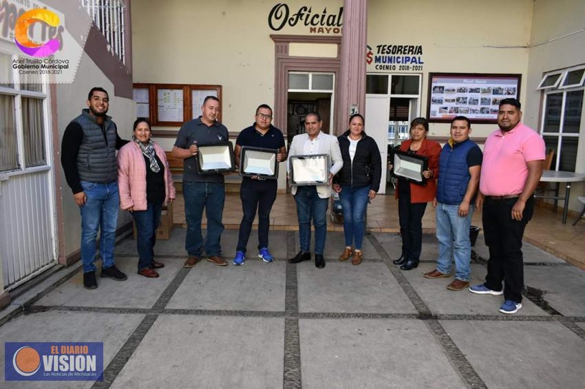 Ariel Trujillo Cordova, entregó lámparas reflectoras a la Tenencia de Comanja