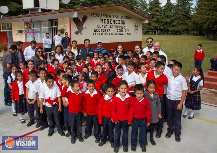 Macarena Chávez, inauguró el patio de usos múltiples de la Escuela Primaria de La Caja