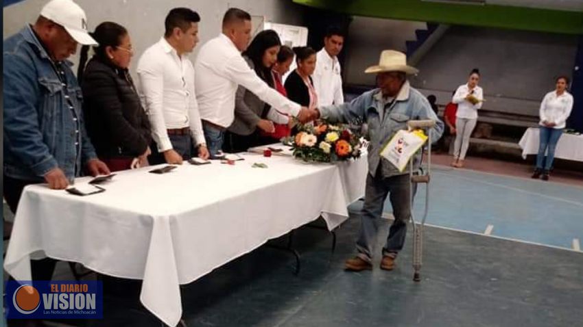 DIF Municipal de Nahuatzen, hizo la entrega de lentes y aparatos auditivos