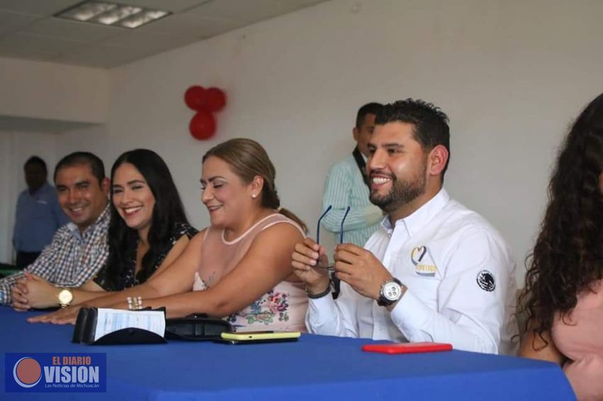 Alumnos del ITSH son apoyados con lentes por el diputado Octavio Ocampo 
