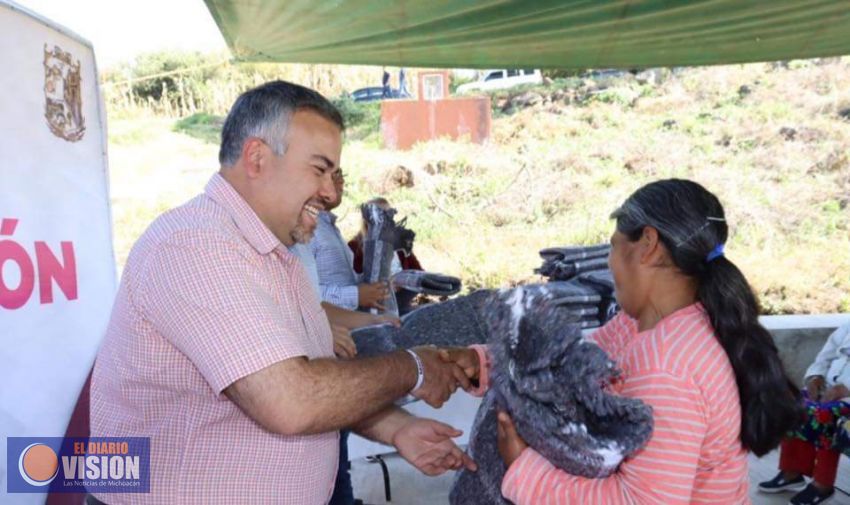 Jesús Mora, entrega cobijas en la Colonia Mariel