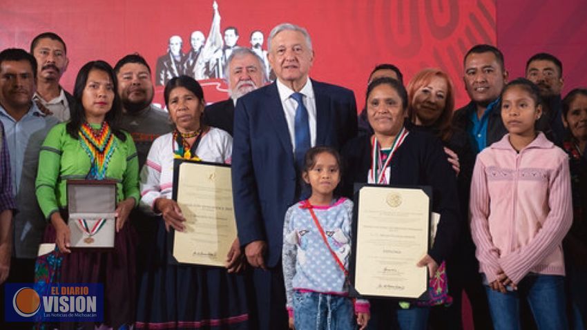 AMLO entrega a Obtilia Eugenio el Premio Nacional de Derechos Humanos