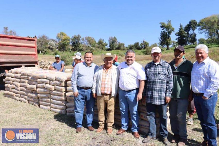 Jesús Mora, entregó Cemento a Productores