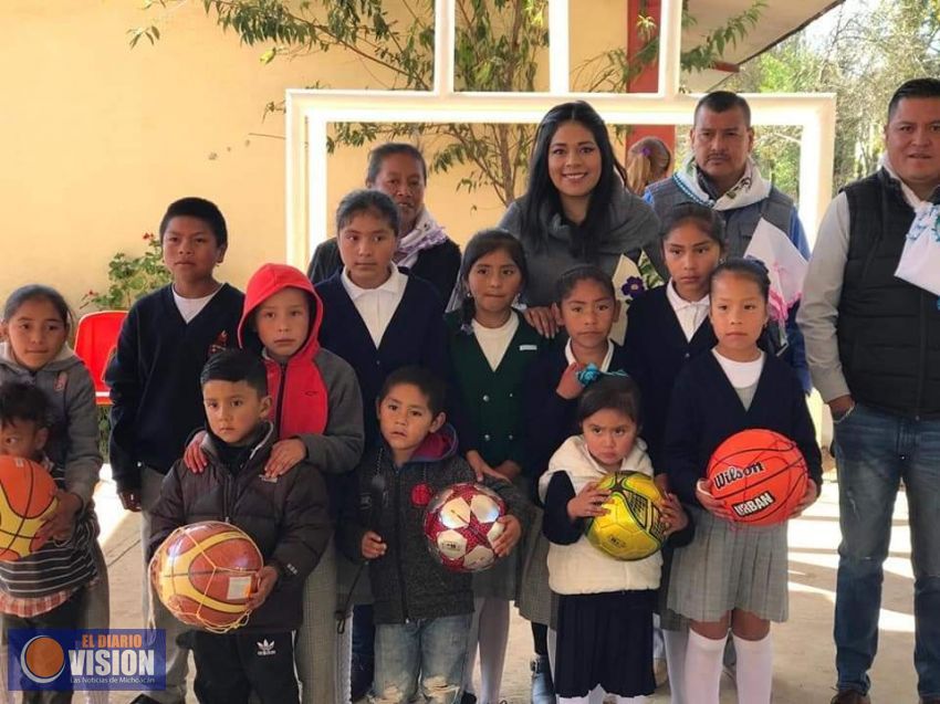 Mayra Morales, inauguró la cancha de la escuela de la comunidad de Rancho del Padre